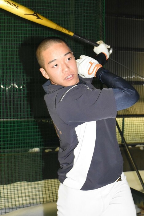 敦賀気比の高橋佑輔捕手（２年）＝福井県敦賀市沓見の同校野球場で、大原翔撮影