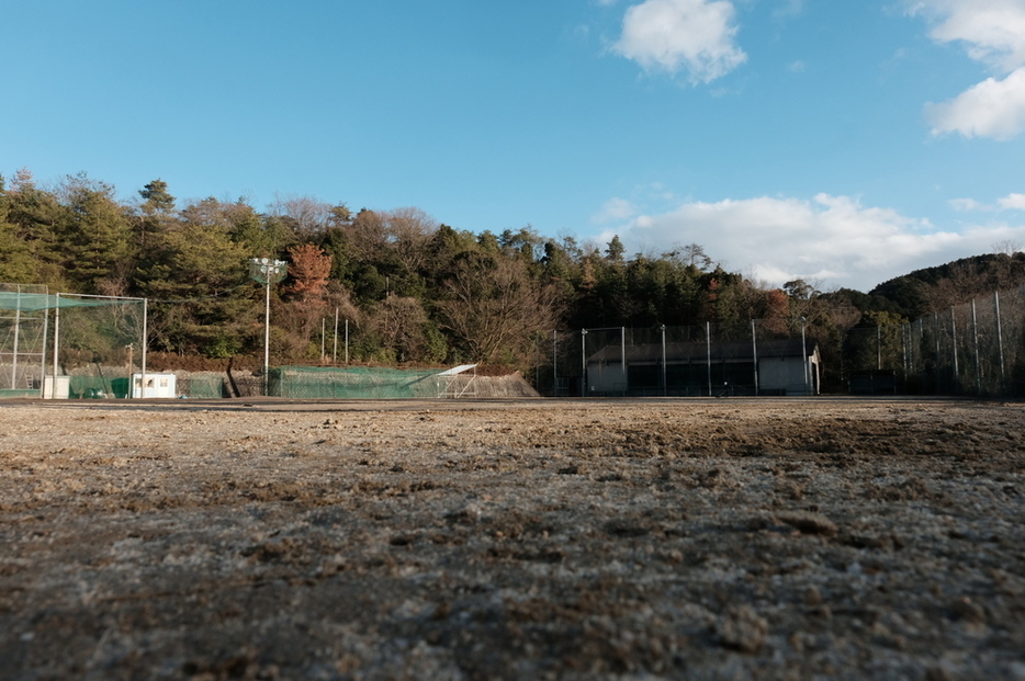 ２７日からの臨時休校を受け、グラウンドに野球部員の姿はなかった＝京都市東山区の京都国際高で２０２２年１月２８日午後４時７分、千金良航太郎撮影