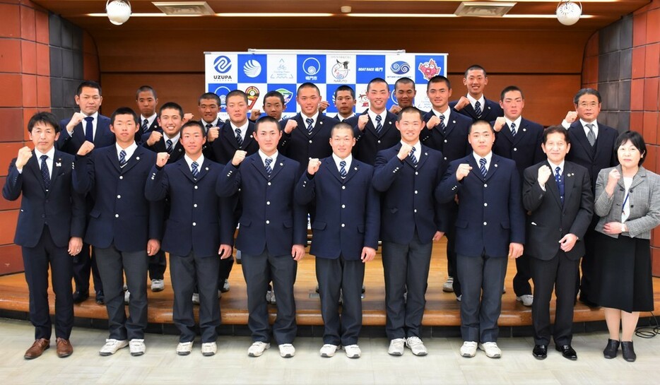 泉理彦鳴門市長（前列右から２人目）を表敬訪問した鳴門ナイン＝徳島県鳴門市撫養町南浜のうずしお会館で、国本ようこ撮影