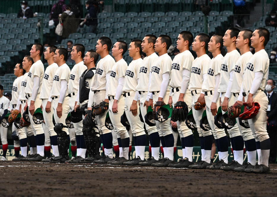 １回戦で丹生（福井）に勝利した２３日、２０年ぶりに甲子園に校歌を響かせた広島商の選手たち＝阪神甲子園球場で２０２２年３月２３日、滝川大貴撮影