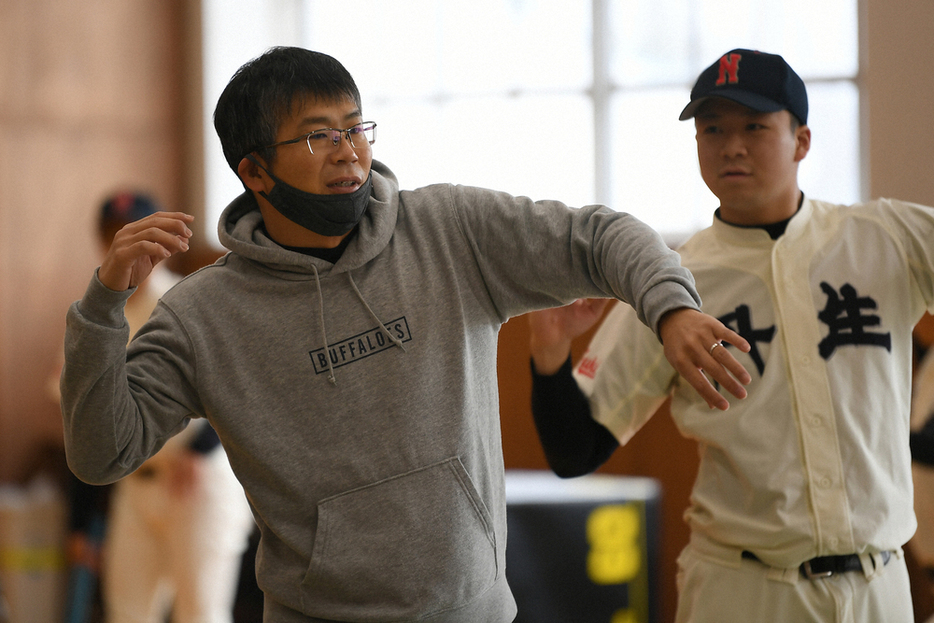 選手を指導する丹生の春木竜一監督（左）＝福井県越前町で、久保玲撮影