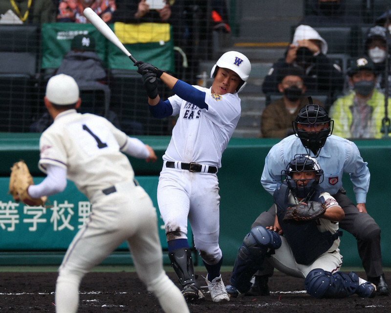 【和歌山東－倉敷工】延長十一回表和歌山東無死一、二塁、森岡が右前適時打を放つ（投手・高山、捕手・難波）＝阪神甲子園球場で2022年3月19日、猪飼健史撮影