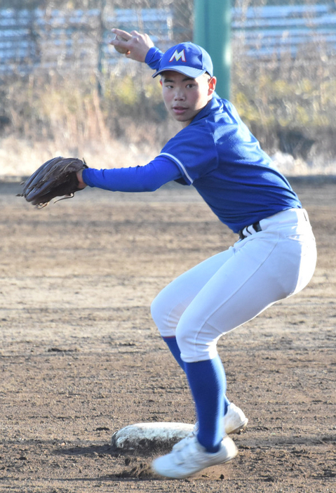 キャッチボールをする河合尚樹内野手（３年）＝茨城県高萩市石滝で２０２２年２月１８日、長屋美乃里撮影