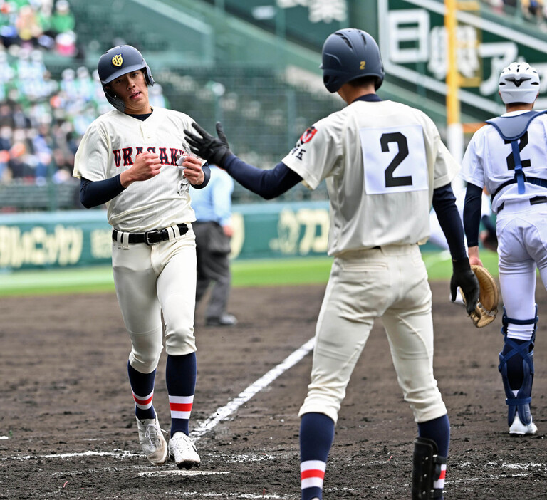 【大分舞鶴―浦和学院】四回裏浦和学院無死一塁、鍋倉の三塁打で金田が生還＝阪神甲子園球場で２０２２年３月１９日、平川義之撮影