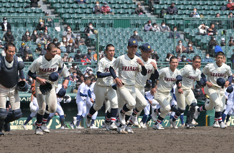 【和歌山東―浦和学院】和歌山東を破り、応援団にあいさつに向かう浦和学院の選手たち＝阪神甲子園球場で２０２２年３月２４日、北山夏帆撮影