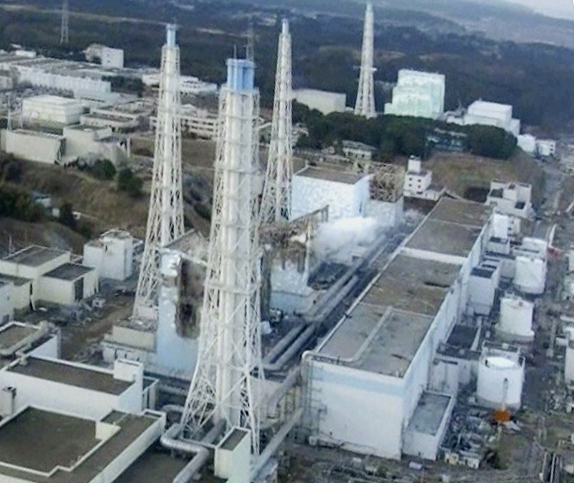 [写真]2011年3月に起きた福島第一原発事故。写真は3月17日に行われた放水の様子（TEPCO/ロイター/アフロ）