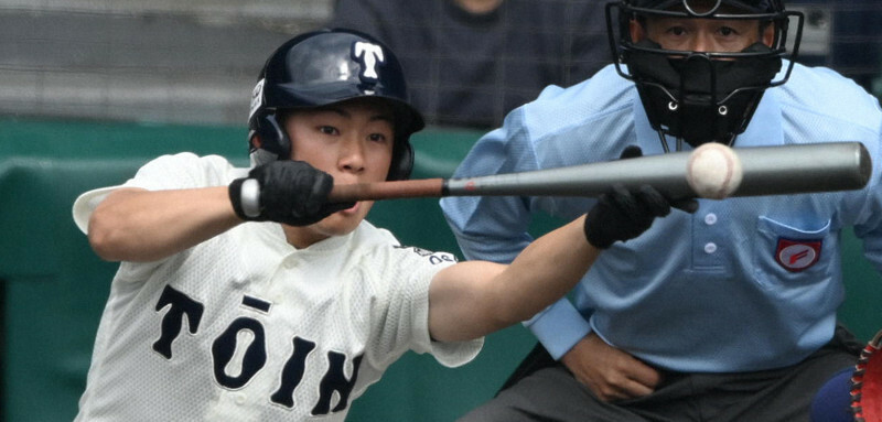 【鳴門－大阪桐蔭】八回裏大阪桐蔭1死一、三塁、星子がスクイズを決める＝阪神甲子園球場で2022年3月24日、平川義之撮影