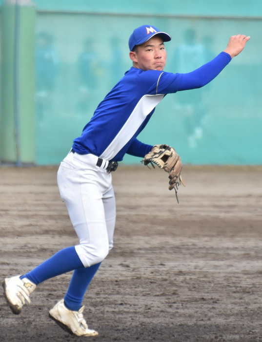 ノックを受ける平野太智遊撃手（１年）＝茨城県高萩市石滝で２０２２年２月１５日、長屋美乃里撮影