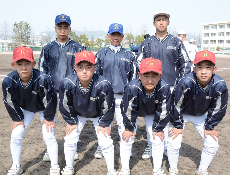 広島商マネジャーの前列右から木内蒼太さん、信本壮太さん、秋田恵人さん、大島達也さん、後列右から天井虎徹さん、トレーナーの定井宏憲さん、仲西陽馬さん＝広島市中区の同校で、池田一生撮影