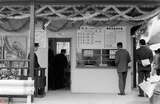 駅舎は簡素な造りで、切符の発売や改札は機械化されていない。鉄道の初乗りが20円だったので、1.1kmで100円はかなり割高に感じられた（1966年4月23日、楠居利彦撮影）。