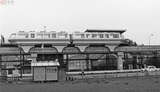 車両はデハ500形で向ヶ丘遊園正門駅方（写真左）から502－501。両駅ともホームは同じ側にあるので向かって左の扉は固定、右は非常用。電気方式は直流600V。鉄レールのため架線は片側のみ。桁の真ん中からやや上に見える（1966年4月23日、楠居利彦撮影）。
