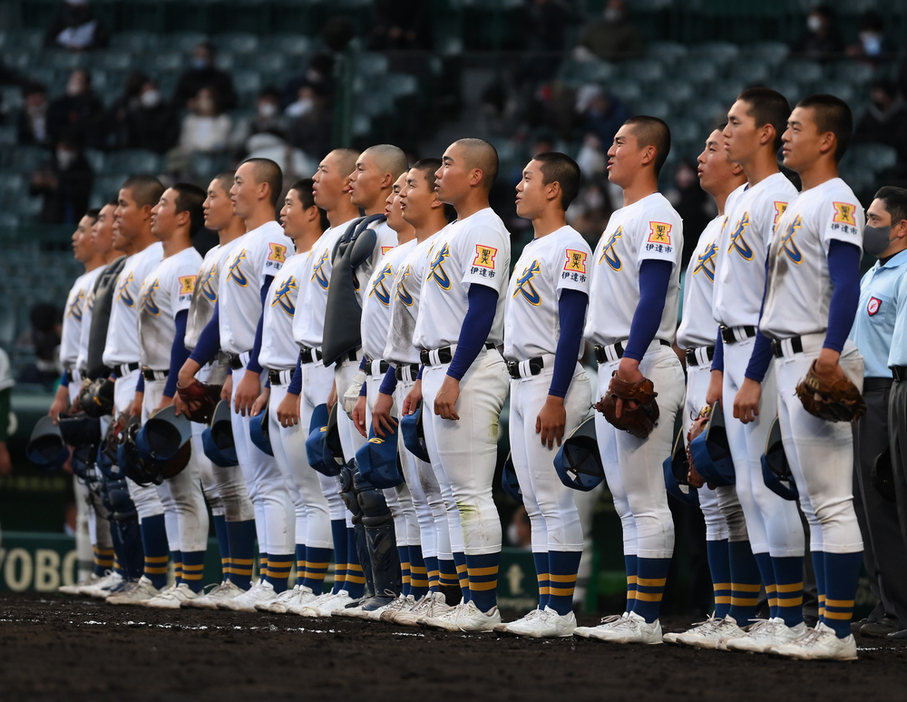 二松学舎大付を破り、校歌を歌う聖光学院の選手たち＝阪神甲子園球場で２０２２年３月２０日、久保玲撮影