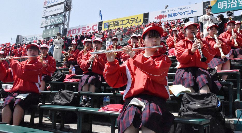 人数制限の上限となる５０人で演奏する吹奏楽部＝阪神甲子園球場で２０２２年３月３０日、平本絢子撮影