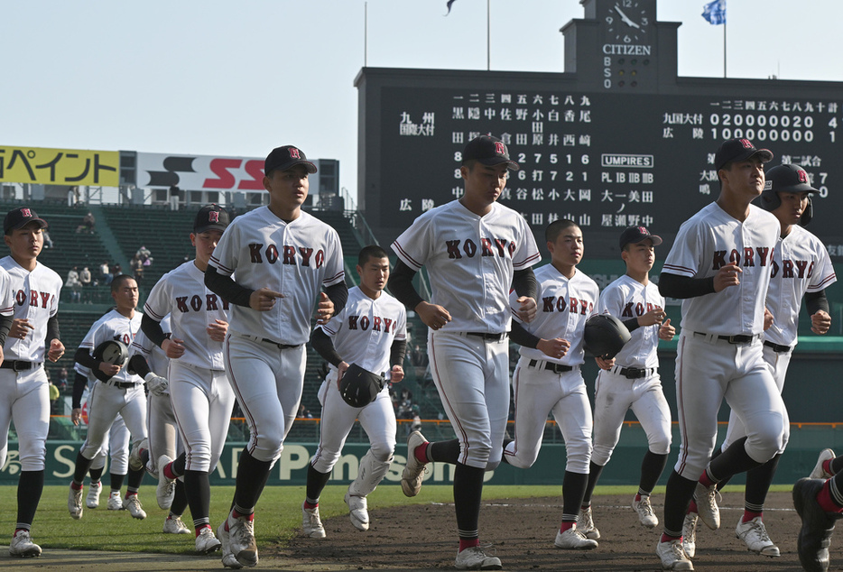 【九州国際大付―広陵】グラウンドを後にする広陵の選手たち＝兵庫県西宮市の阪神甲子園球場で、山田尚弘撮影