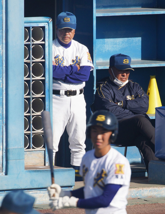 昨秋の東北大会準決勝で、試合を見守る斎藤智也監督（左奥）＝宮城県の石巻市民球場で２０２１年１０月２４日、玉城達郎撮影