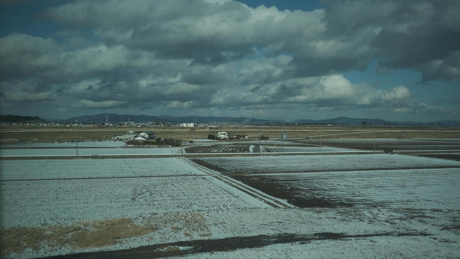 車窓から見る景色には雪が残っていた。