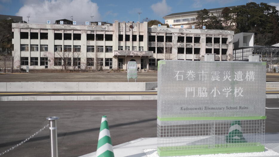 幼稚園バスが待機した門脇小学校。今年4月から震災遺構として公開される。