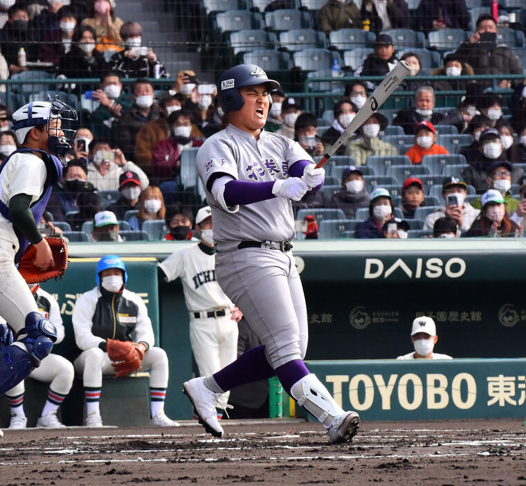 2年生で通算56本塁打を誇る花巻東の“怪物スラッガー”佐々木麟太郎が甲子園初登場も2三振を含むノーヒットで1回戦敗退となった(写真・日刊スポーツ／アフロ）