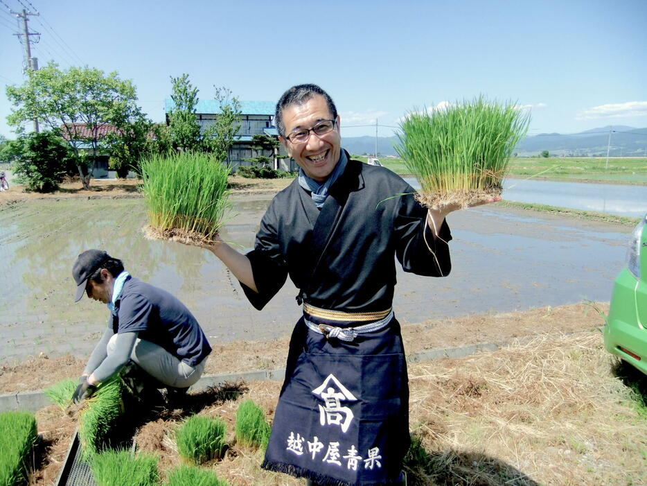 会津坂下町で行われた田植えの様子（写真提供：農に笑いを！農・笑・交プロジェクト実行委員会）