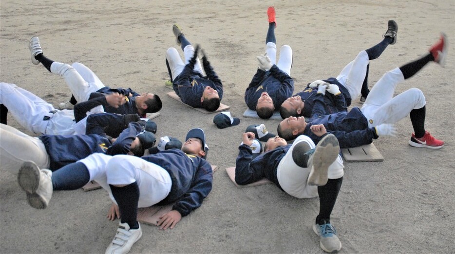 練習最後の体作りメニューに取り組む大分舞鶴の選手たち