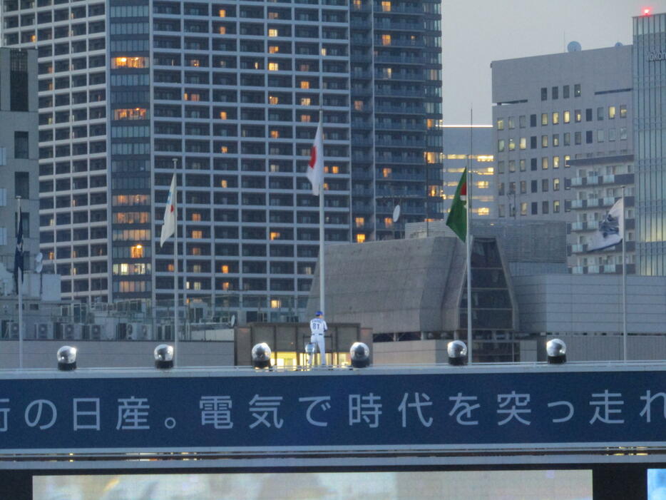 横浜DeNAが仰天の開幕セレモニー。バックスクリーンの最上部に三浦監督“らしき”人物が降臨した