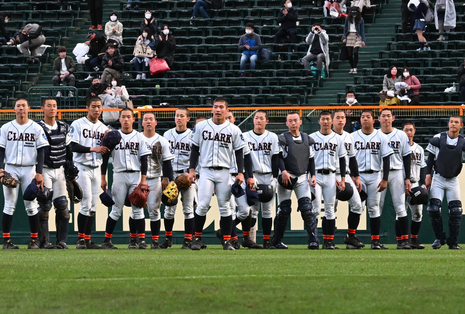 試合に敗れ、引き揚げるクラーク記念国際の選手たち＝阪神甲子園球場で２０２２年３月１９日、滝川大貴撮影