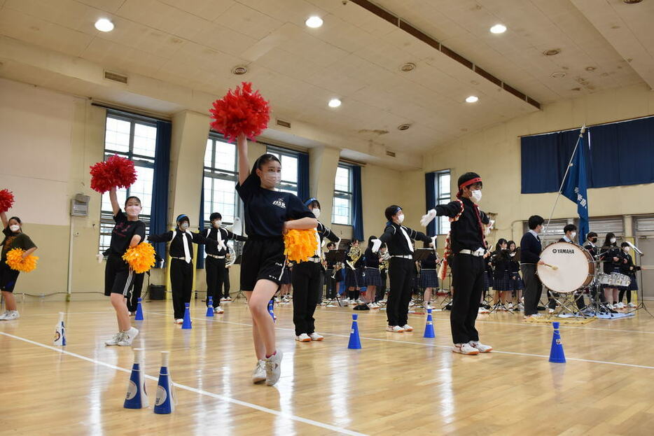 新型コロナウイルス対策で間隔を空けながら練習する生徒たち＝茨城県日立市神峰町３で２０２２年３月１９日、長屋美乃里撮影