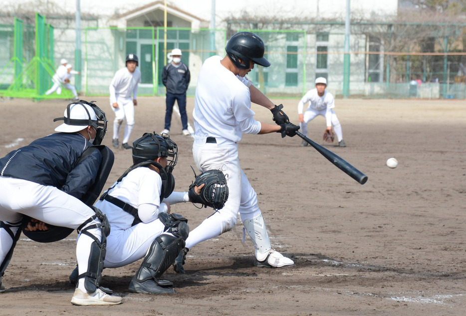 紅白戦で実戦感覚を養う広島商の選手たち＝広島市中区の同校で、池田一生撮影