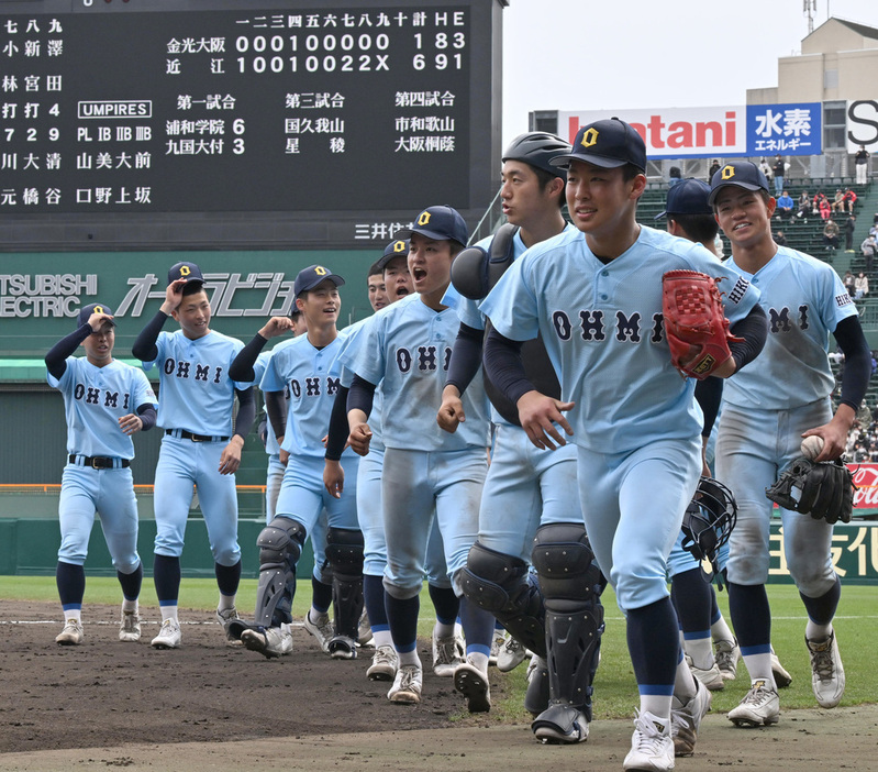 笑顔でグラウンドを後にする近江の選手たち＝兵庫県西宮市の阪神甲子園球場で、平川義之撮影
