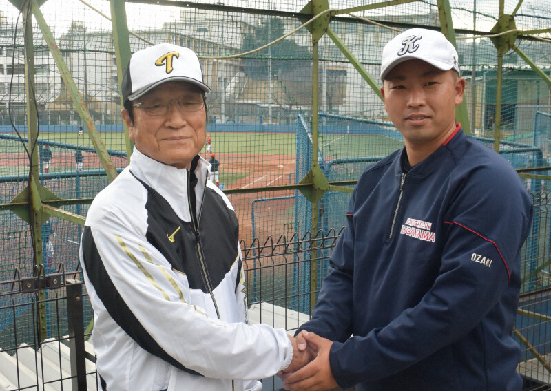 2013年からチーム強化に一緒に取り組み、「二人三脚」で19年夏以来2度目の甲子園に臨む竹田利秋さん（左）と尾崎直輝監督＝横浜市青葉区の国学院大硬式野球部グラウンドで2022年2月23日午後3時49分、浅妻博之撮影