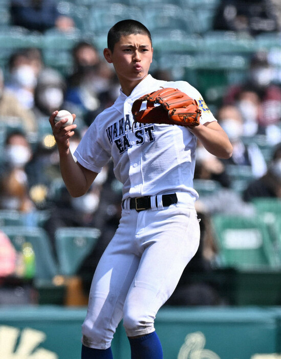 【和歌山東－浦和学院】軽快な守備を見せる和歌山東の此上＝阪神甲子園球場で2022年3月24日、北山夏帆撮影