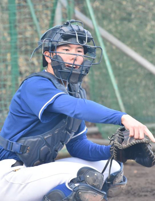 守備練習で声を出す伊藤和也捕手（２年）＝茨城県高萩市石滝で２０２２年２月１５日、長屋美乃里撮影