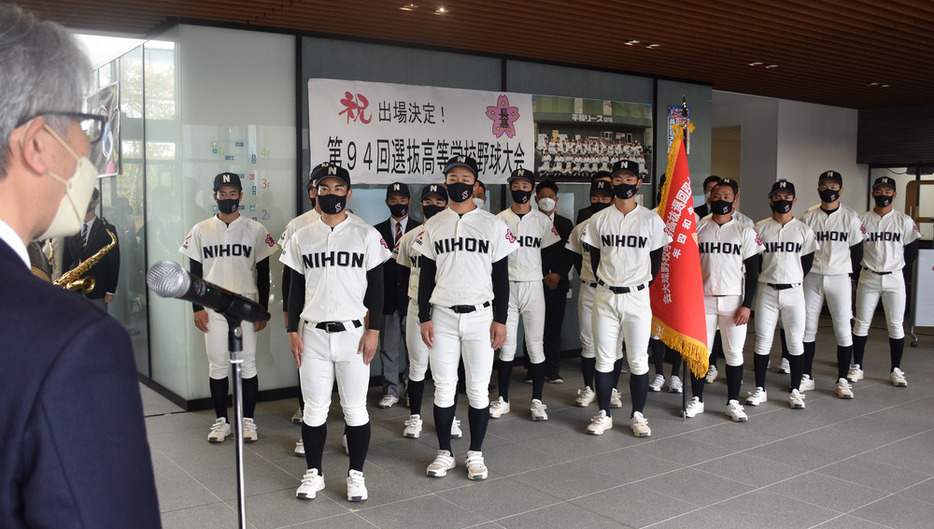 県高野連の山口会長（左端）から激励を受ける長崎日大の選手ら