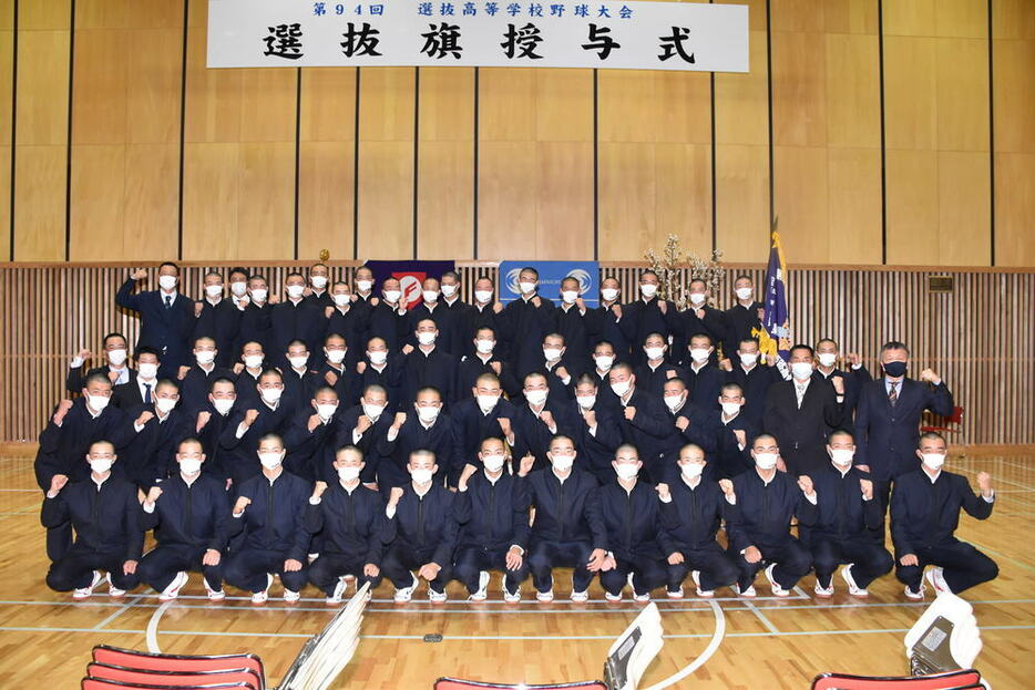 センバツ旗を授与され、意気込む選手たち＝兵庫県姫路市書写の東洋大姫路高校で、後藤奈緒撮影