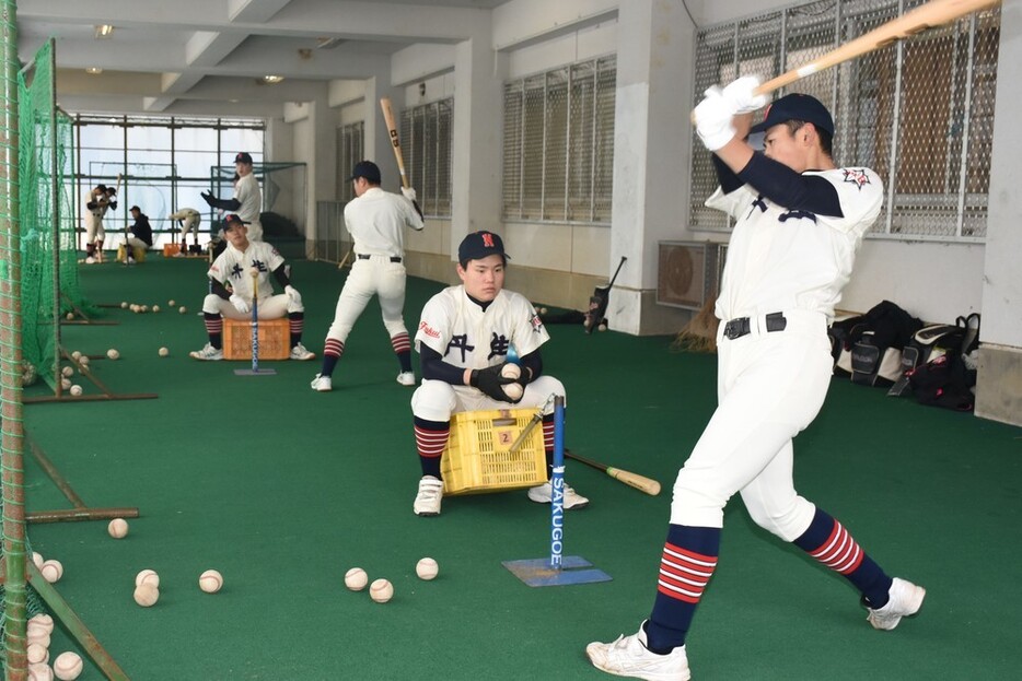 打撃練習をする丹生の選手たち＝福井県越前町内郡の同校で２０２２年１月、大原翔撮影