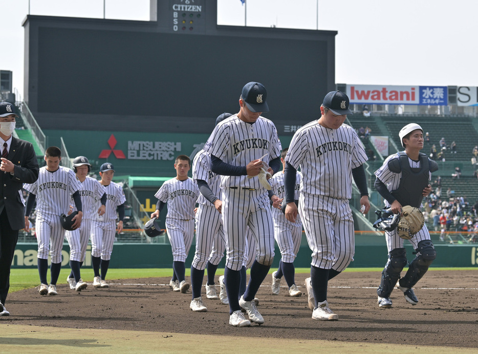 【九州国際大付―浦和学院】浦和学院に敗れ、グラウンドを後にする九州国際大付の選手たち＝北山夏帆撮影