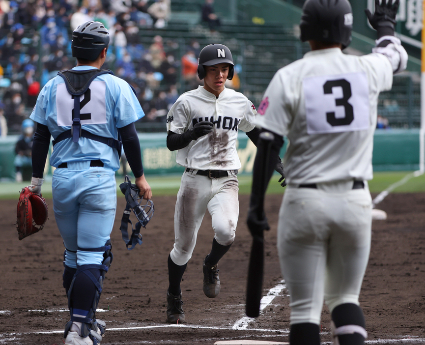 【近江―長崎日大】六回裏長崎日大２死二塁、河村の左越え二塁打で立川が生還＝猪飼健史撮影