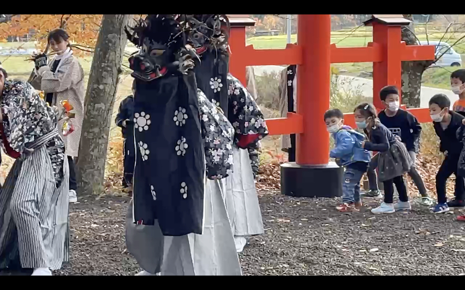 昨年、比曽地区の神社に奉納された三匹獅子舞。大森さん撮影の映像から。飯舘村は民俗芸能が盛んな土地。「親から子、孫へと受け継がれていく有形無形の文化が、11年前に中断させられてしまった。どう継承していけばいいのか。複雑だし簡単ではない」（大森さん）