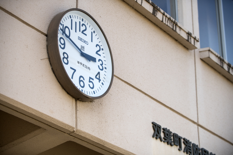 消防団の時計は地震発生時刻を指したまま止まっている（撮影：横関一浩）