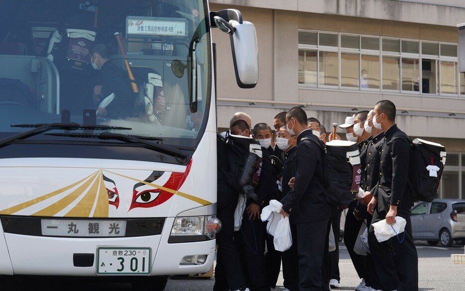 バスに乗り込む倉敷工野球部の選手たち＝岡山県倉敷市の同校で、岩本一希撮影