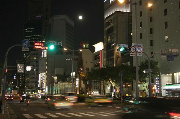 [写真]月をみつけて「きれいだね」という声も聞かれた＝8日午後7時半ごろ、大阪市北区で