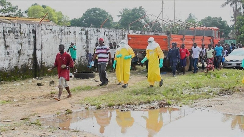 西アフリカで感染が拡大するエボラ出血熱対策で活動する保健担当者ら （写真：ロイター/アフロ）