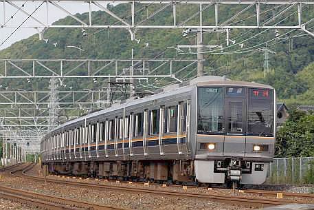 [写真]現行の207系通勤形電車（JR西日本提供）