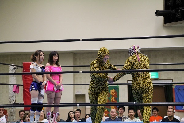 [写真]試合中に突然踊り出す。コミカルプロレスの独壇場で会場が沸く