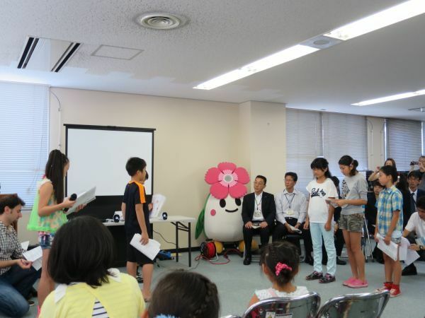 [写真]小学生らが「浦島太郎」の英語寸劇に挑戦し成果を披露（東住吉区役所提供）