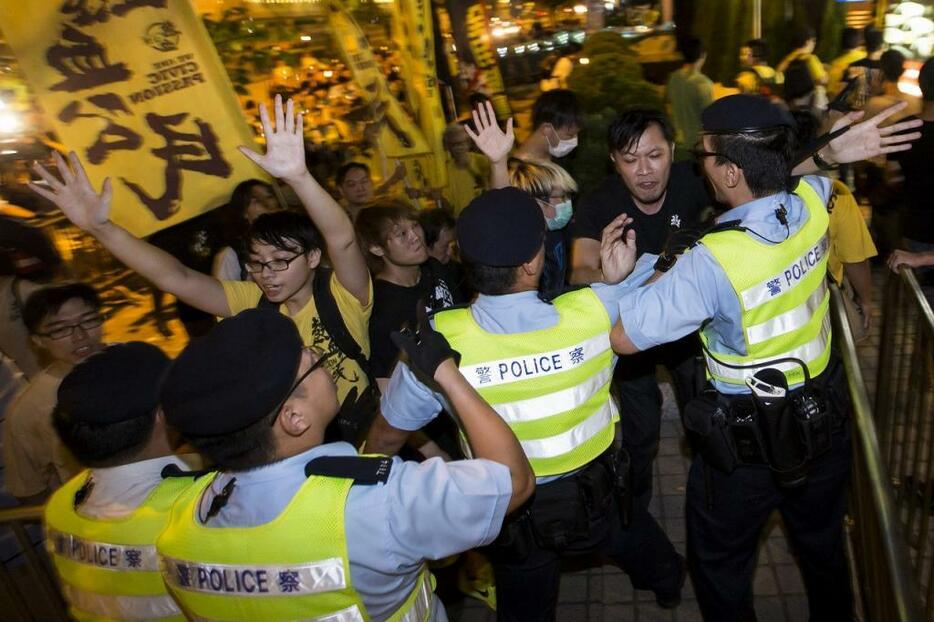 [写真]9月1日、中国全人代の決定に対して抗議する香港民主派（ロイター/アフロ）