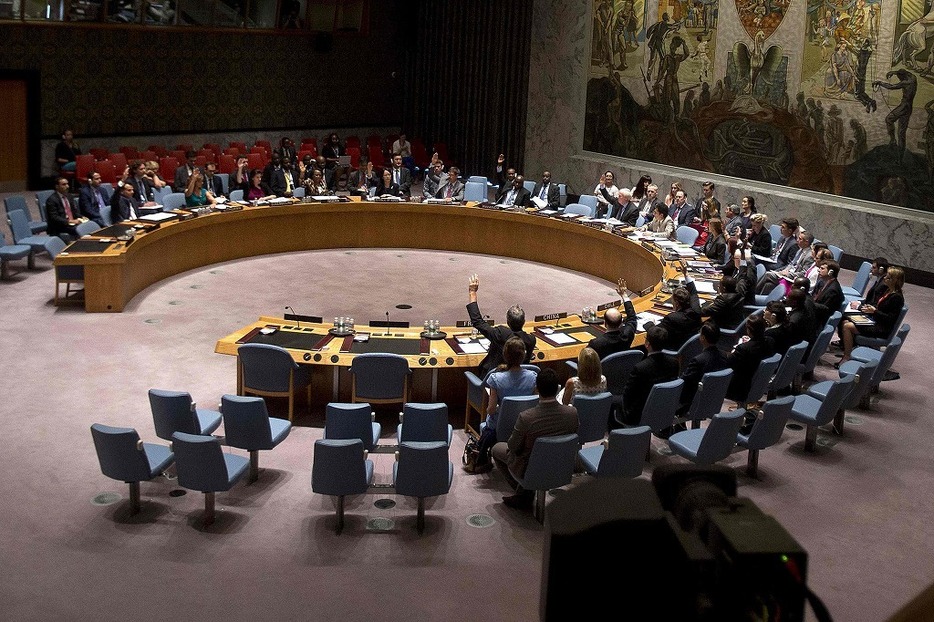 [写真]決議案を採択する国連安全保障理事会（ロイター/アフロ）