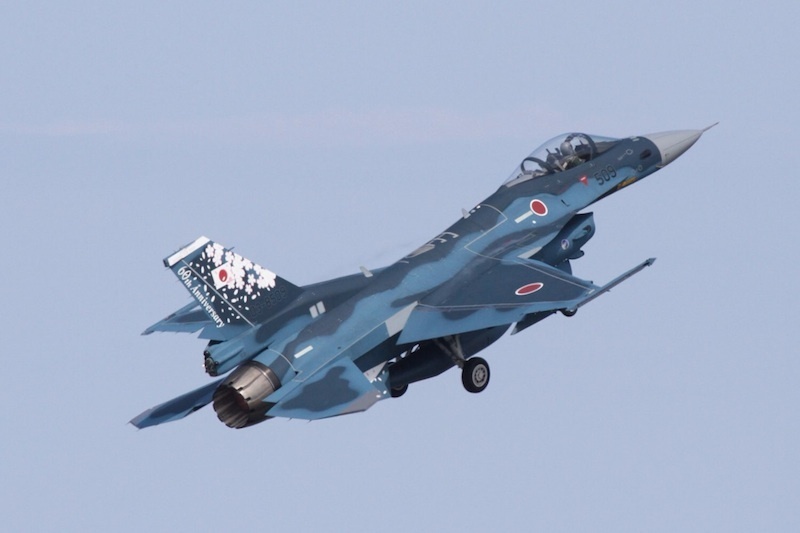 [写真]F-2戦闘機の航空自衛隊60周年記念塗装機(2014年9月7日、三沢基地で小山英之氏撮影)