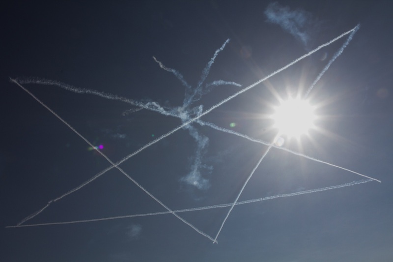 [写真]ブルーインパルスの演目「スタークロス」（2014年9月28日、航空自衛隊浜松基地で小山英之氏撮影）