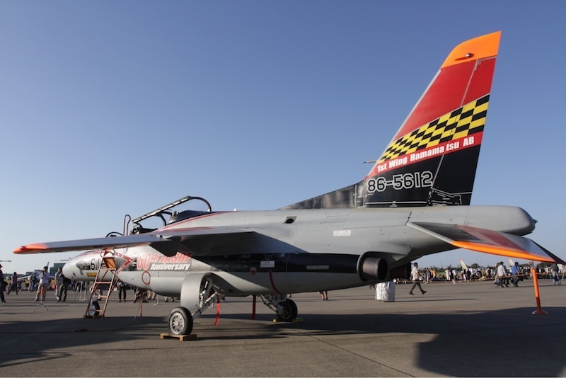 [写真]航空自衛隊60周年の特別塗装が施されたT-4（2014年9月28日、航空自衛隊浜松基地で小山英之氏撮影）4